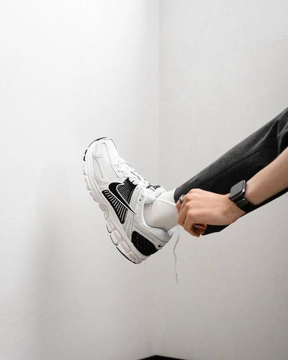 NIKE ZOOM VOMERO 5 | BLACK WHITE